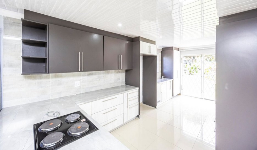 4 Bedroom Property for Sale in Sunnyridge Eastern Cape